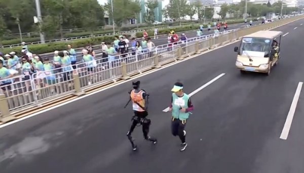 倍悦网配资 首个人形机器人半马完赛，天工Ultra冲线夺冠